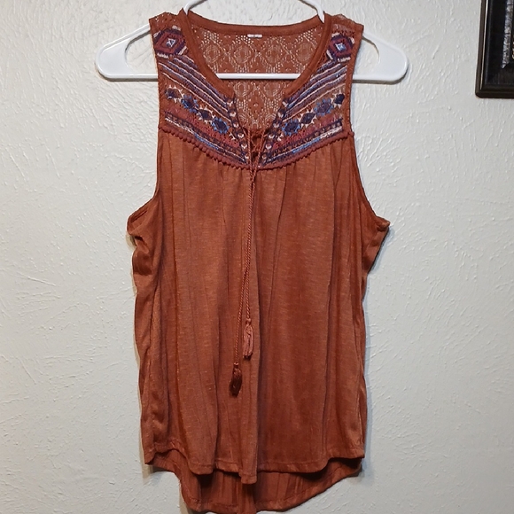 Tops - 🧡Gently Worn, Women's Sleeveless Top in Rust Color With Lace